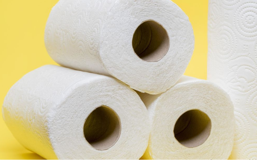 Залишають розводи та дрібні подряпини: що не можна витирати паперовими рушниками