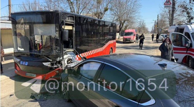 У Харкові Subaru влетіла в автобус з пасажирами: водійку госпіталізували (фото)