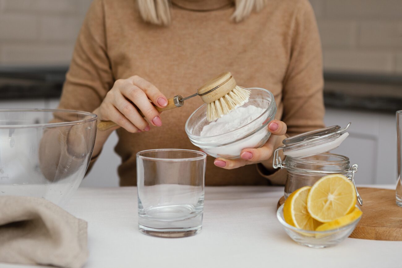 Господині розповіли, як зробити ефективний засіб для очищення з підручних інгредієнтів  