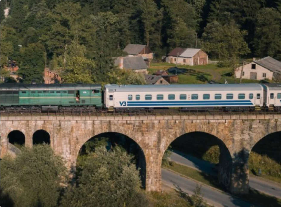 Укрзалізниця запускає додаткові поїзди до Карпат та великих міст: перелік нових рейсів