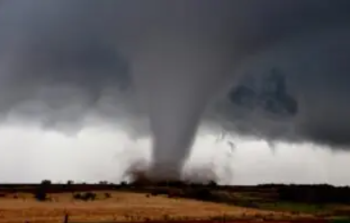 Досвід зсередини смерчу: американський вчений розповів, як вижив у центрі потужного торнадо