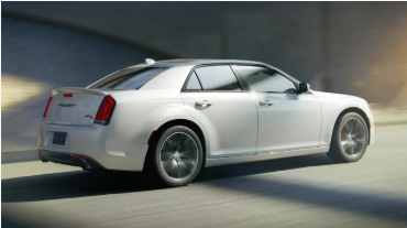 Chrysler готує гучне повернення: новий інноваційний седан розмиє межі між класами автомобілів