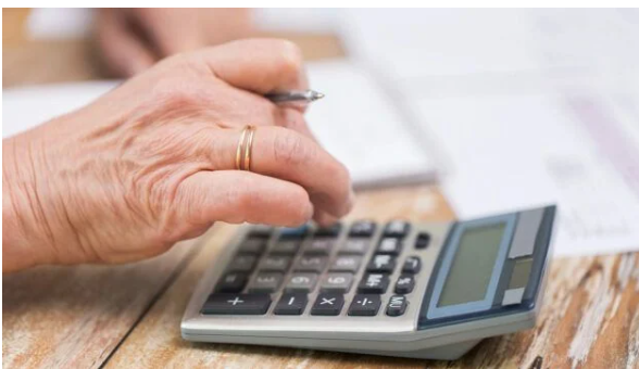 Податки для працюючих пенсіонерів у 2026 році: скільки доведеться віддати державі зі своїх доходів