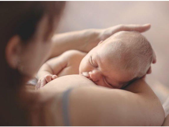 Грудне вигодовування після року: як м’яко та без стресу завершити лактацію