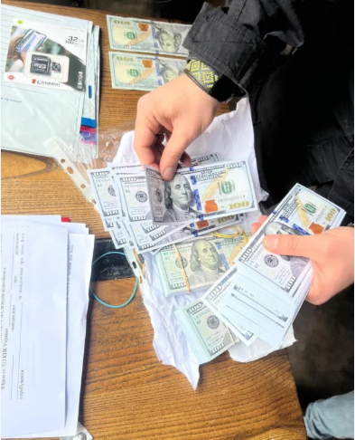 У Львові затримали прикордонника за організацію «абонемента» на виїзд з України за 30 тисяч доларів