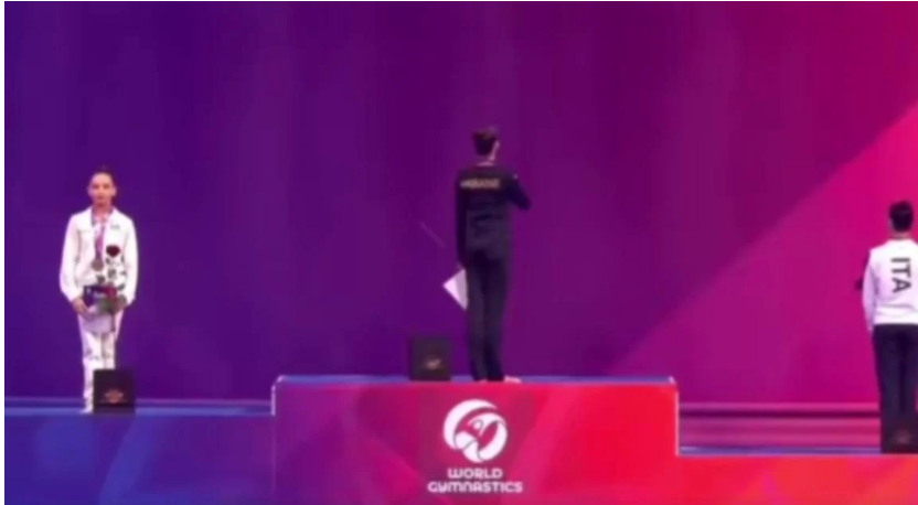 Під час нагородження гімнастка з РФ відвернулася від прапора України