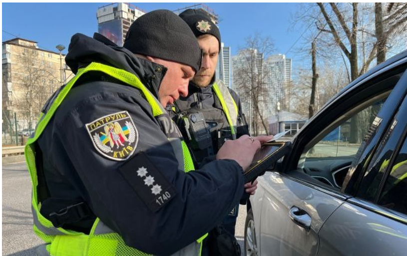 Перевірка посвідчення водія в Україні: законні підстави, методи контролю та актуальні штрафи