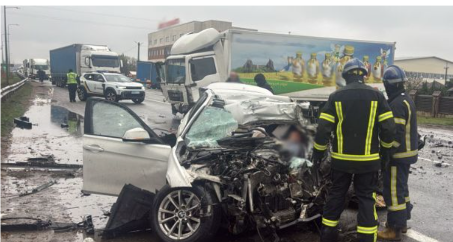На трасі Київ – Чоп BMW зіткнувся з вантажівкою: водій легковика загинув на місці
