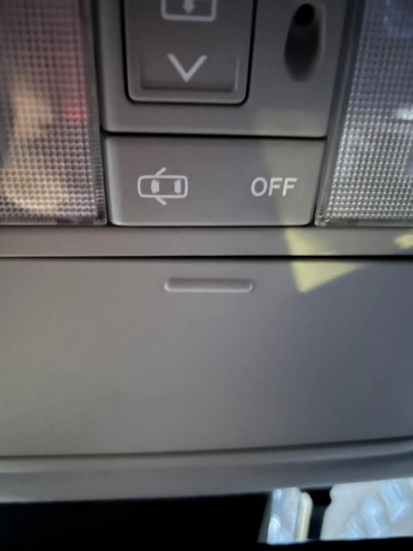 Загадкова кнопка в салоні авто: для чого вона потрібна та як працює