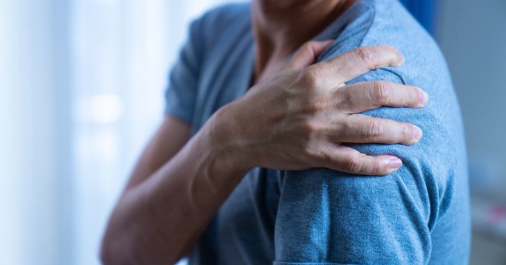 Його не&nbsp;можна ігнорувати: чому біль у&nbsp;плечі може бути сигналом небезпечної хвороби
