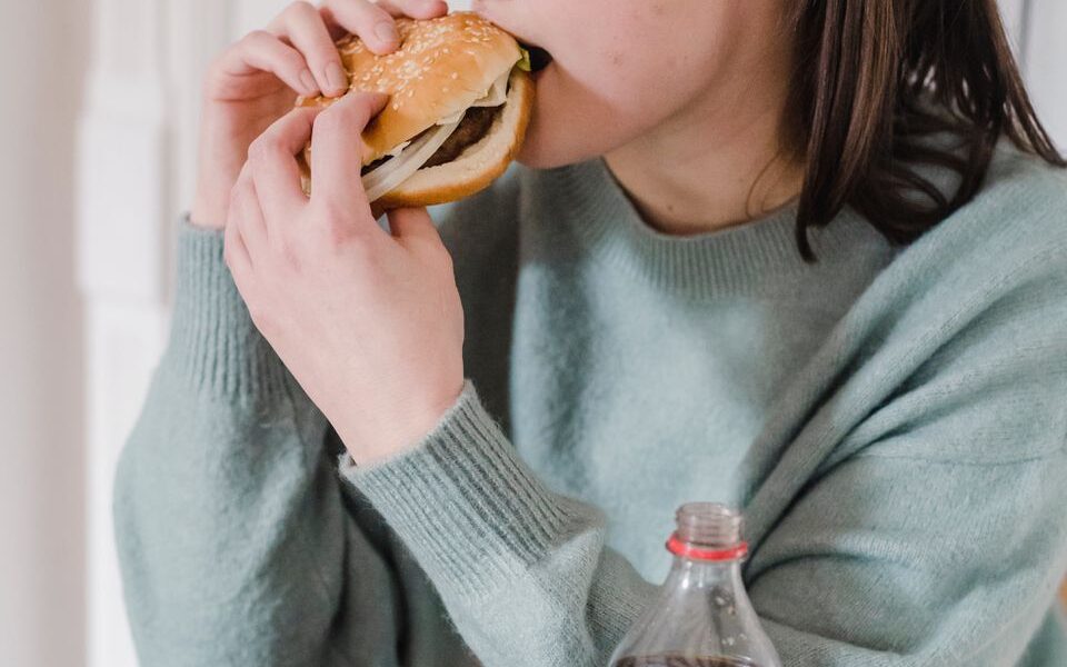 Лікарі назвали чотири страви, які їдять люди з низькою самооцінкою