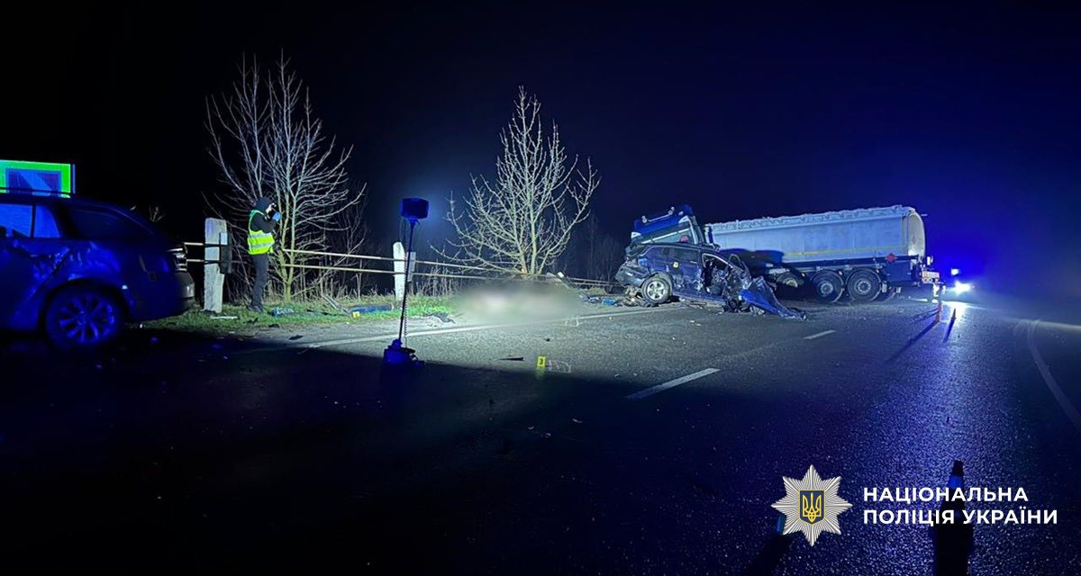 На Прикарпатті внаслідок ДТП загинула жінка, ще троє людей дістали поранення