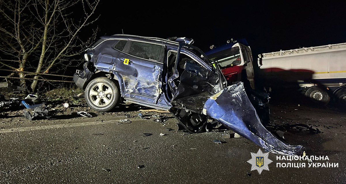 На Прикарпатті внаслідок ДТП загинула жінка, ще троє людей дістали поранення