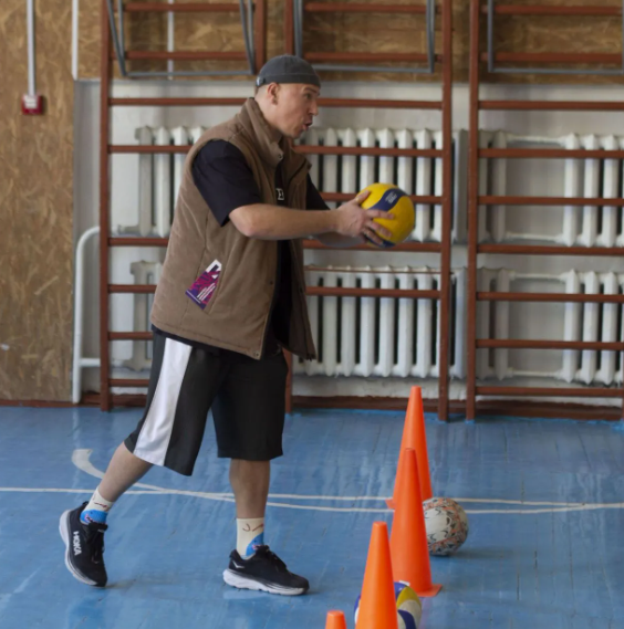 Танці, TikTok та медитація: як найкращий вчитель фізкультури Роман Дячок залучає дітей до спорту