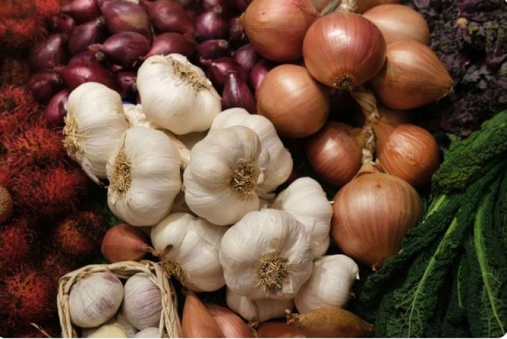 Потрібно регулярно вживати жінкам: вчені виявили неймовірно корисні властивості цибулі та часнику