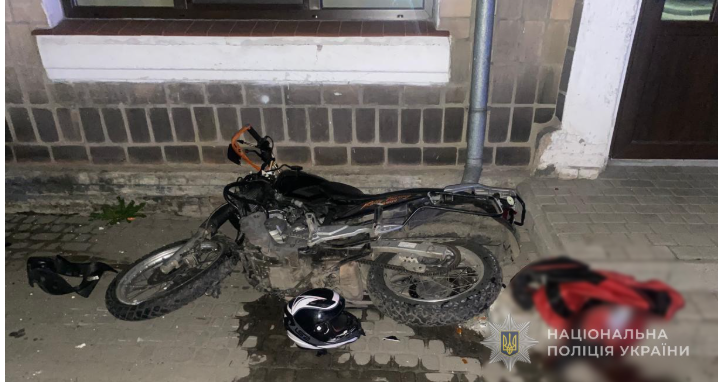 Трагедія у Рожищах: мотоцикліст врізався у припарковане авто, є загиблий