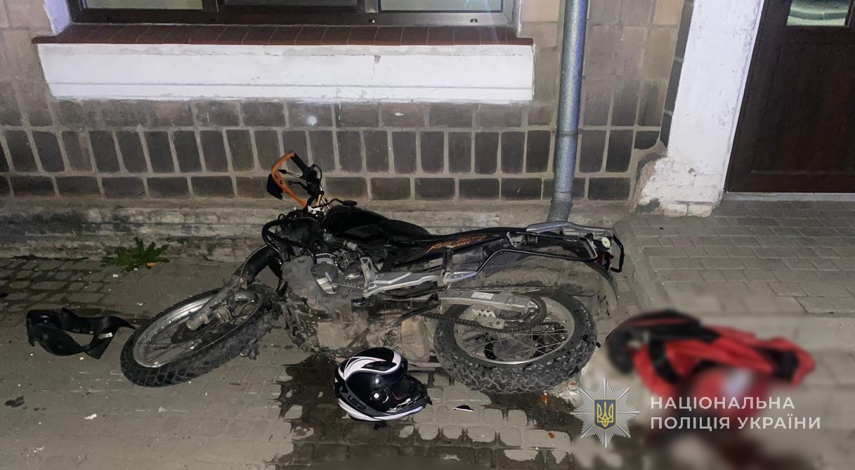 Трагедія у Рожищах: мотоцикліст врізався у припарковане авто, є загиблий