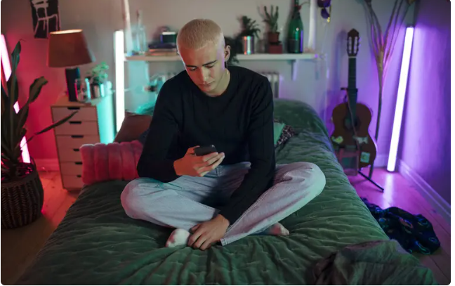 Молодь дедалі частіше відчуває тривогу та гнів через ШІ 