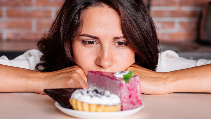 Як зменшити бажання їсти солодке та випічку: корисні поради дієтолога