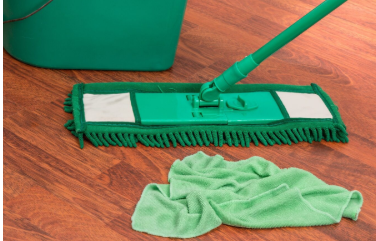 Підлога блищить тиждень і більше: додаю у воду 3 ложки цього розчину і не маю клопотів