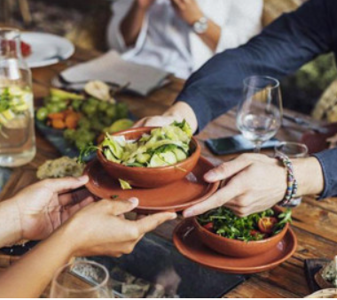 Без гаджетів за столом: чому американські ресторани масово запроваджують «зони без телефонів»