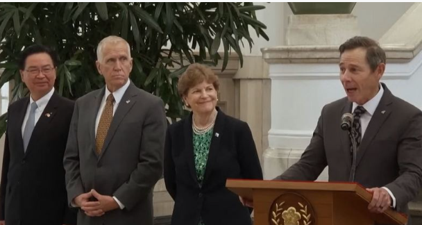 США тиснуть на Тайвань через блокування опозицією рекордного оборонного бюджету