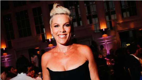 Співачка Пінк підібрала невдалий образ на галавечір: сукня була елегантною, але всі критикують одну деталь