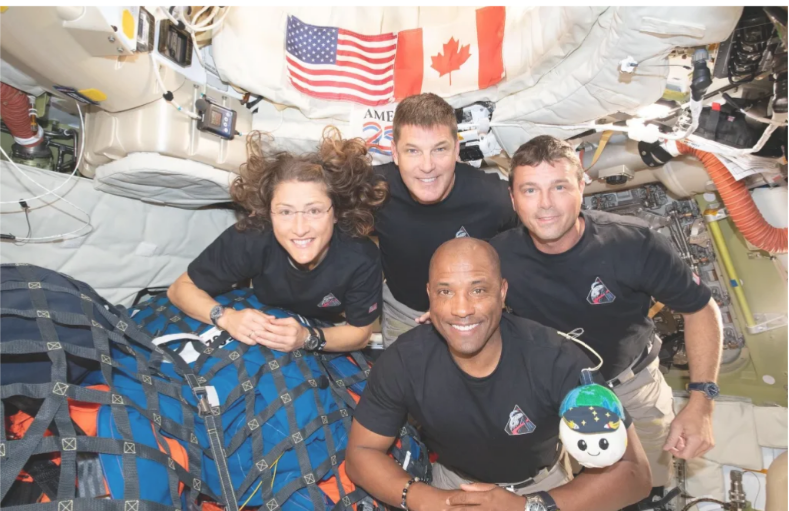 Два Місяці замість Землі: як штучний інтелект згенерував космічний фейк для місії Artemis