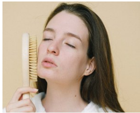 Сухе волосся: основні причини, ознаки та поради дерматолога щодо догляду