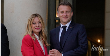 Джорджа Мелоні у яскравому червоному костюмі зустрілася з Еммануелем Макроном у Парижі