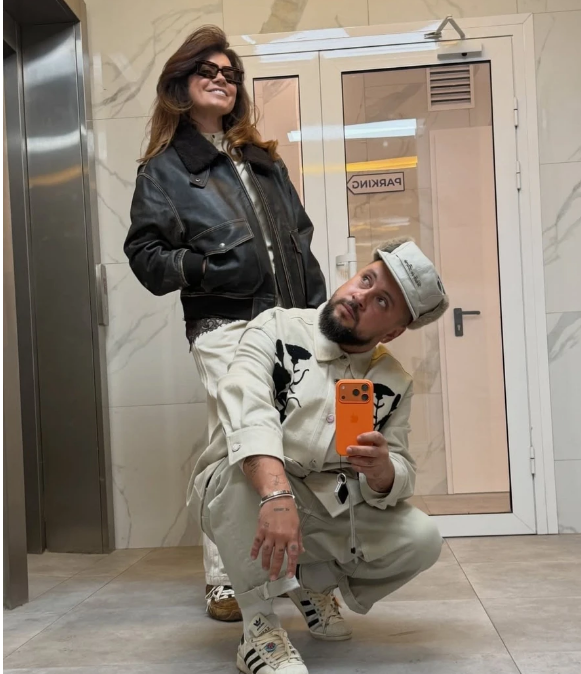 Монатік в Instagram влаштував парад луків та показався з синочком на руках