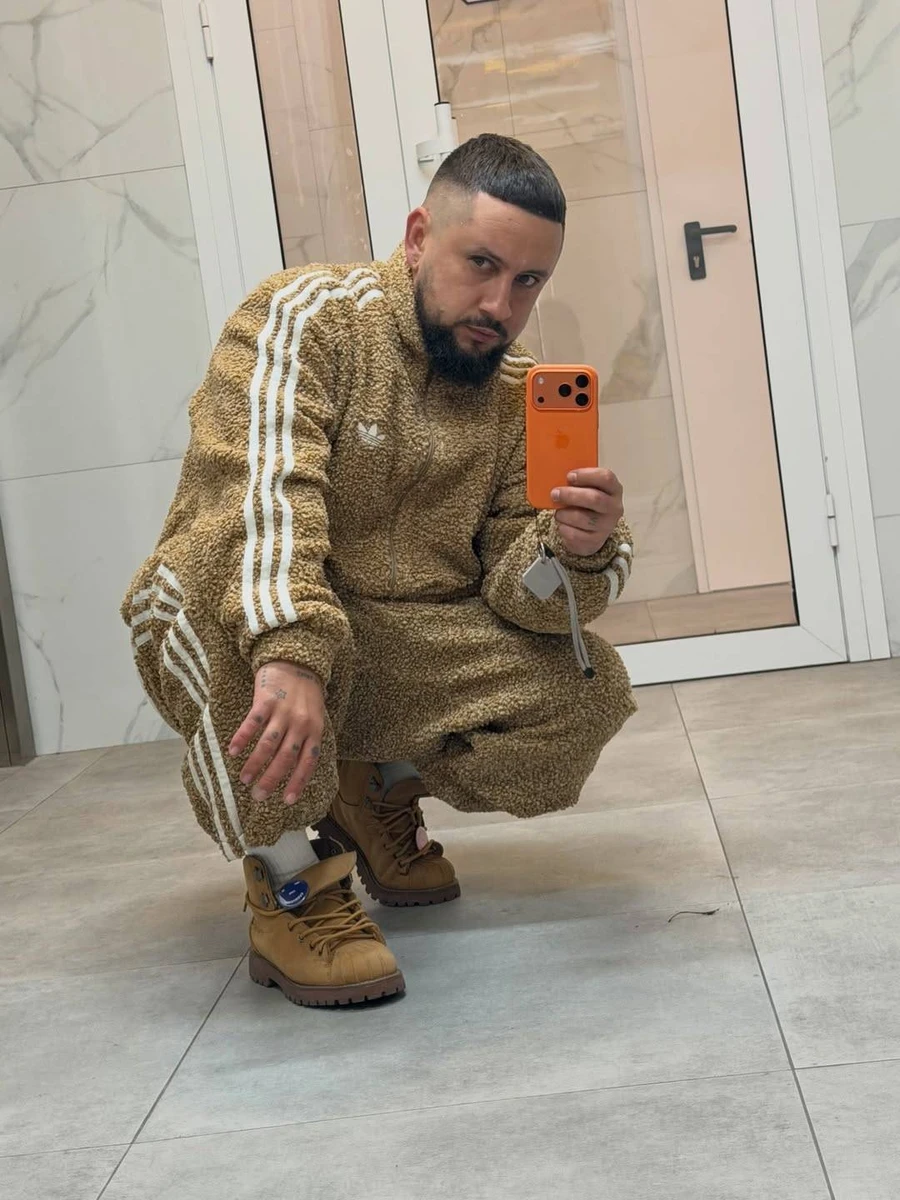 Монатік в Instagram влаштував парад луків та показався з синочком на руках