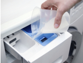 Навіщо господині кладуть губку для миття посуду у відсік пральної машини: спосіб здивує