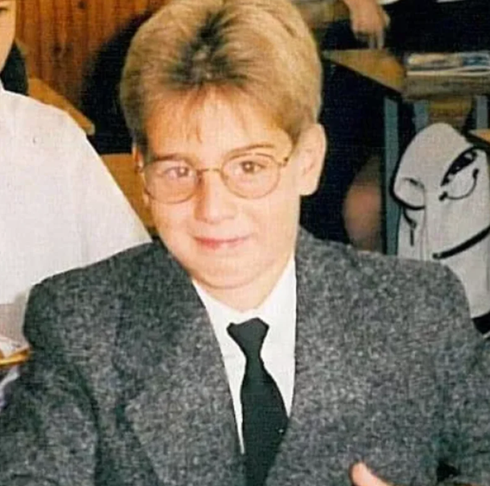 Світле волосся та окуляри: Дантес здивував архівним фото зі школи