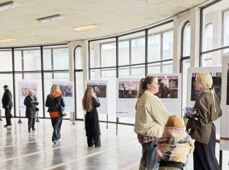 До роковин Чорнобильської катастрофи на «Золотих воротах» відкрили фотовиставку «Укорінені»