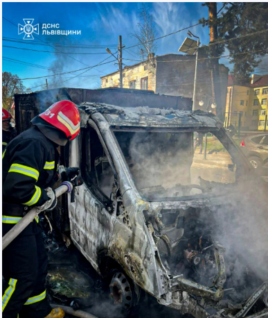 У селищі Рудне на Львівщині вщент згорів автомобіль: вогонь гасили рятувальники та очевидці