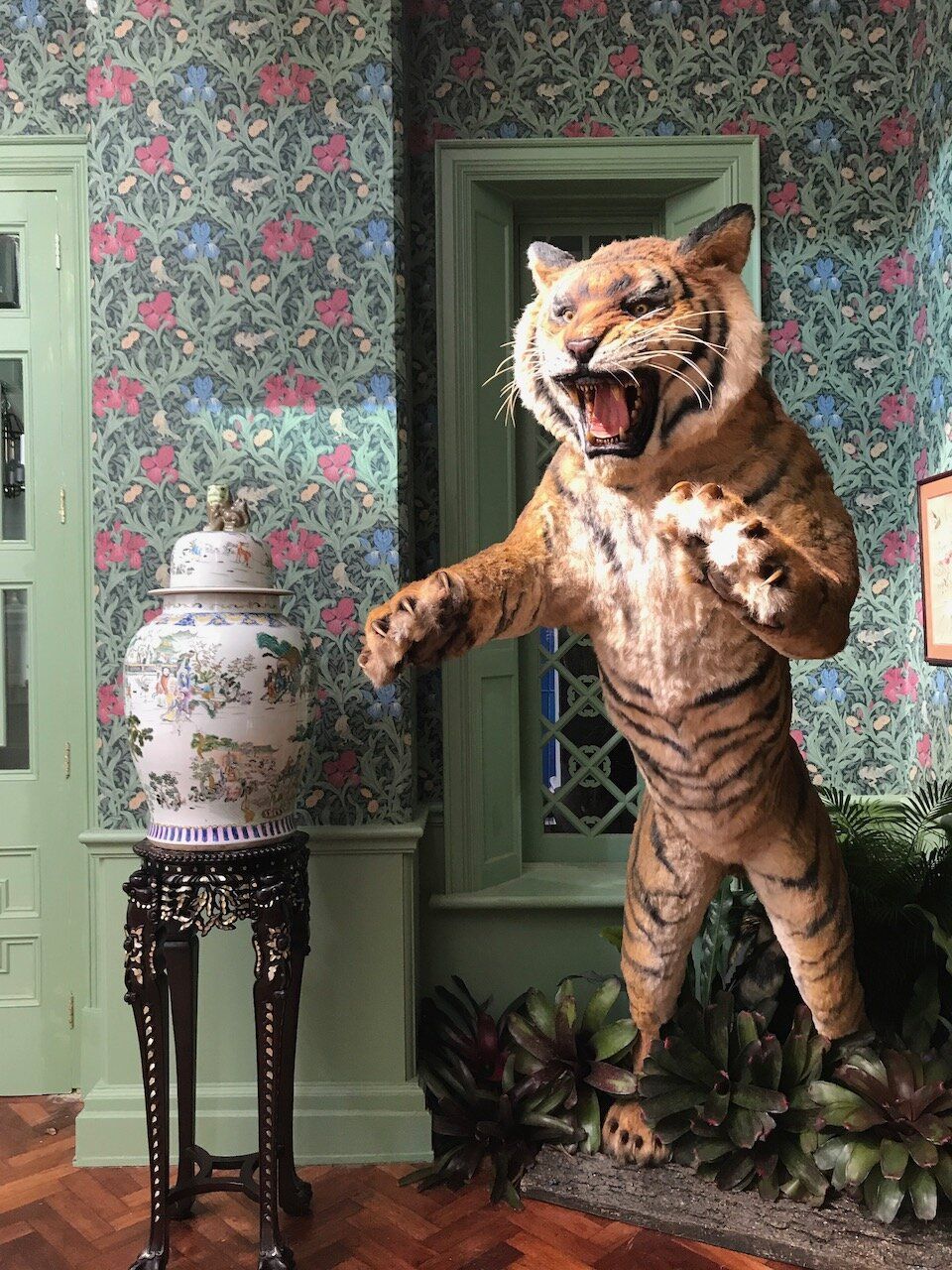 'Я не з такої сім'ї, я з богатої': дорожезні інтер'єри, від яких віє несмаком - фото 857037