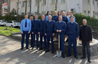 У Туапсе висаджують дерева на тлі пожежі на НПЗ і «нафтових дощів»