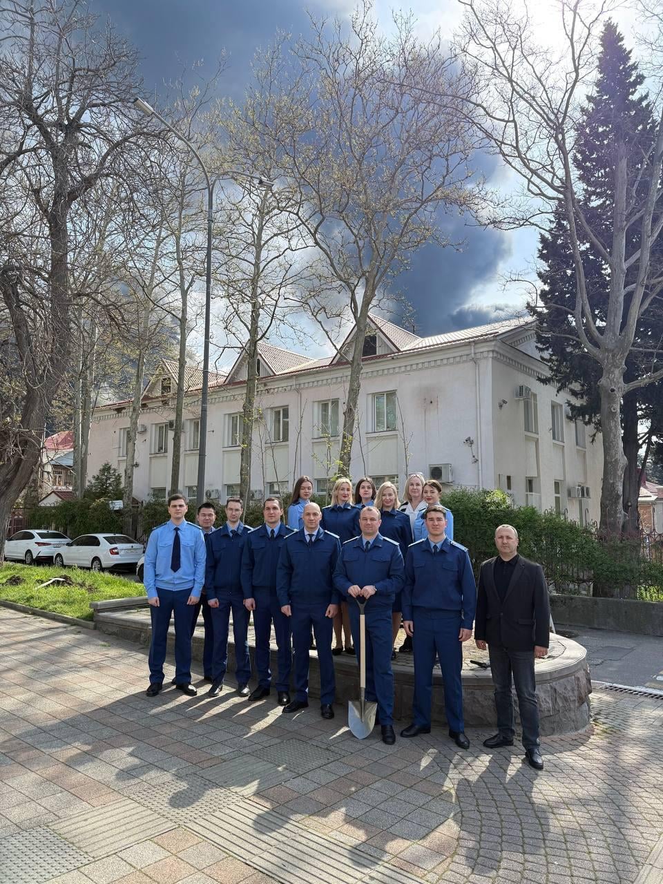 У Туапсе висаджують дерева на тлі пожежі на НПЗ і «нафтових дощів»