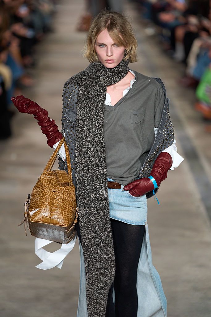 Джинсова міні повертається в моду. - фото 857650