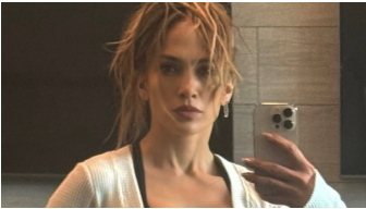 Чиста дисципліна: 56-річна Лопес у топі та лосинах захопила пресом на селфі в спортзалі