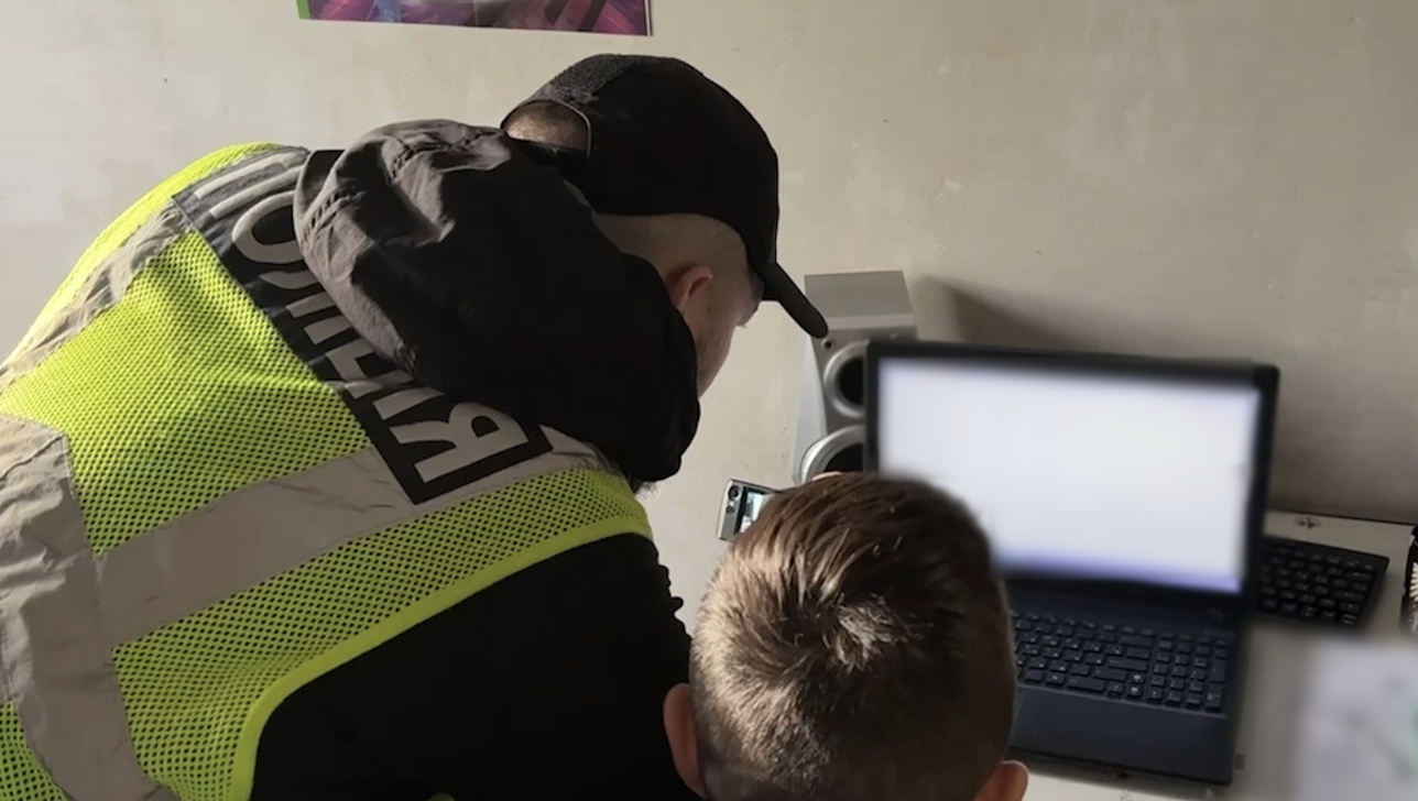 У Києві чоловік через соцмережі продавав порновідео з дітьми