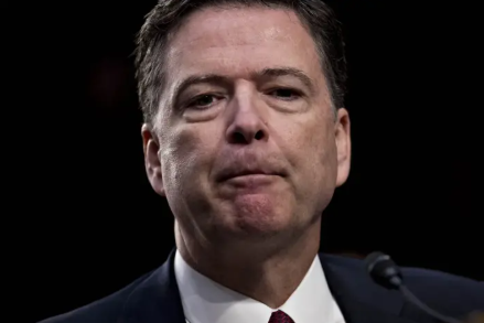 Колишній директор ФБР Комі з’явився в суді у справі про погрози Трампу після нового обвинувального акту