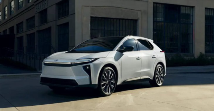 Новий електрокросовер Toyota bZ проїжджає більше, ніж обіцяли (ФОТО)