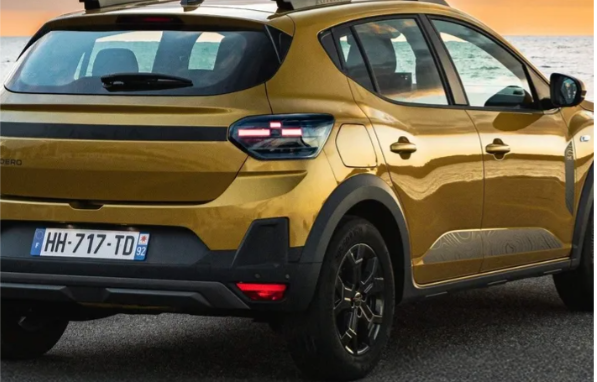 Коштує мало, їде довго: Dacia випускає новий гібридний кросовер