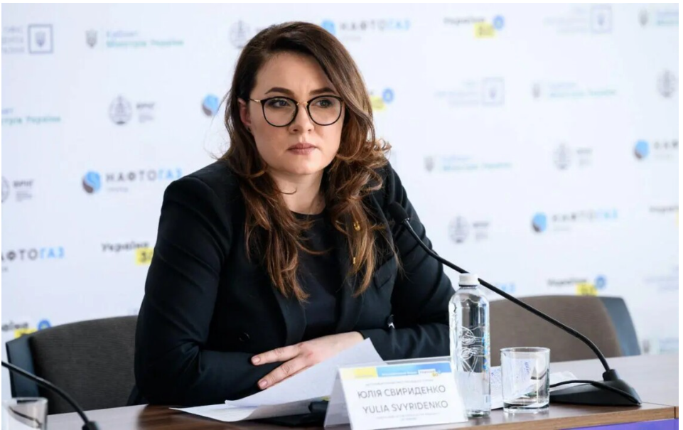 Кабмін скасував усі обмеження на виїзд за кордон для жінок незалежно від посад