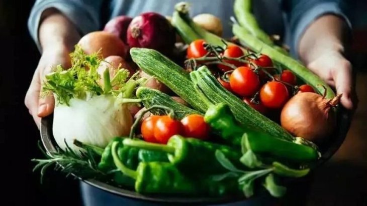 Допоможуть забути про голод: 10 корисних фруктів та ягід, які варто включити до свого раціону