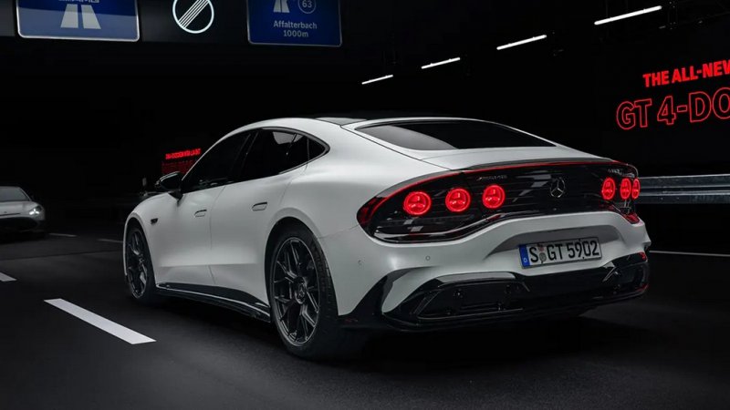 Mercedes-AMG GT 4-door Coupe отримав тримоторну силову установку (ФОТО)