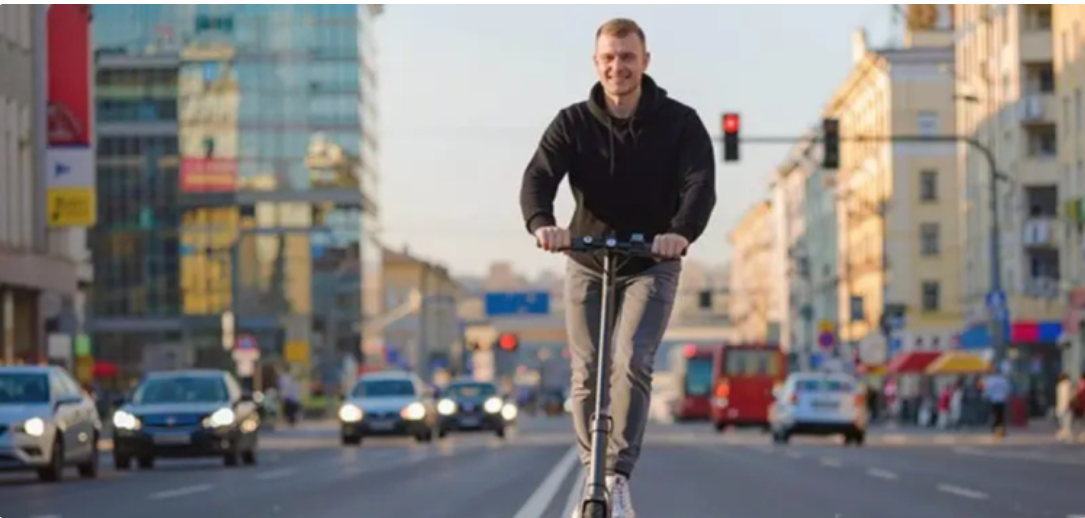 Більшість українців виступає за посилення контролю та відповідальності для водіїв електросамокатів — опитування