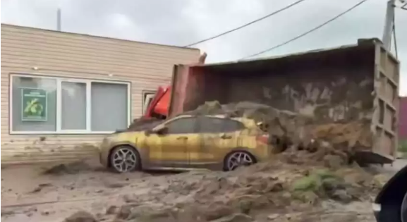Вантажівка з гноєм перекинулася на золотий BMW: у Росії сталася курйозна ДТП